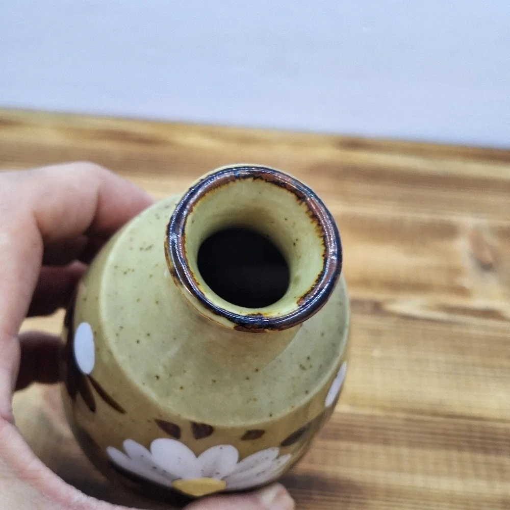 vintage Highland Stoneware pottery bud vase, Ft hand-painted White floral decor‎